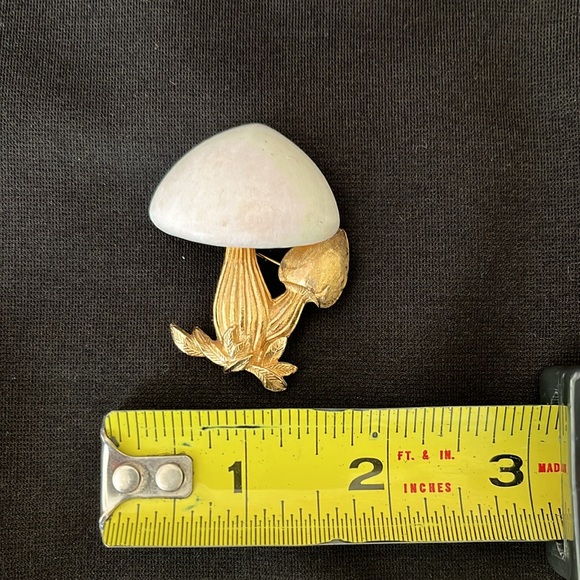 Vintage Napier Gold Tone Mushroom With White Cap Brooch Pin - Picture 4 of 5